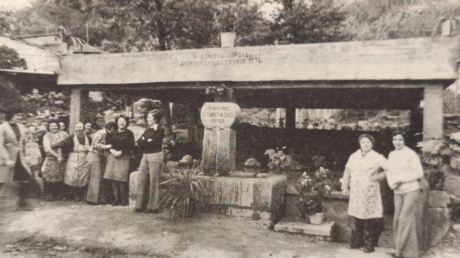 Varias amas de casa en torno al nuevo lavadero público de Quintela.