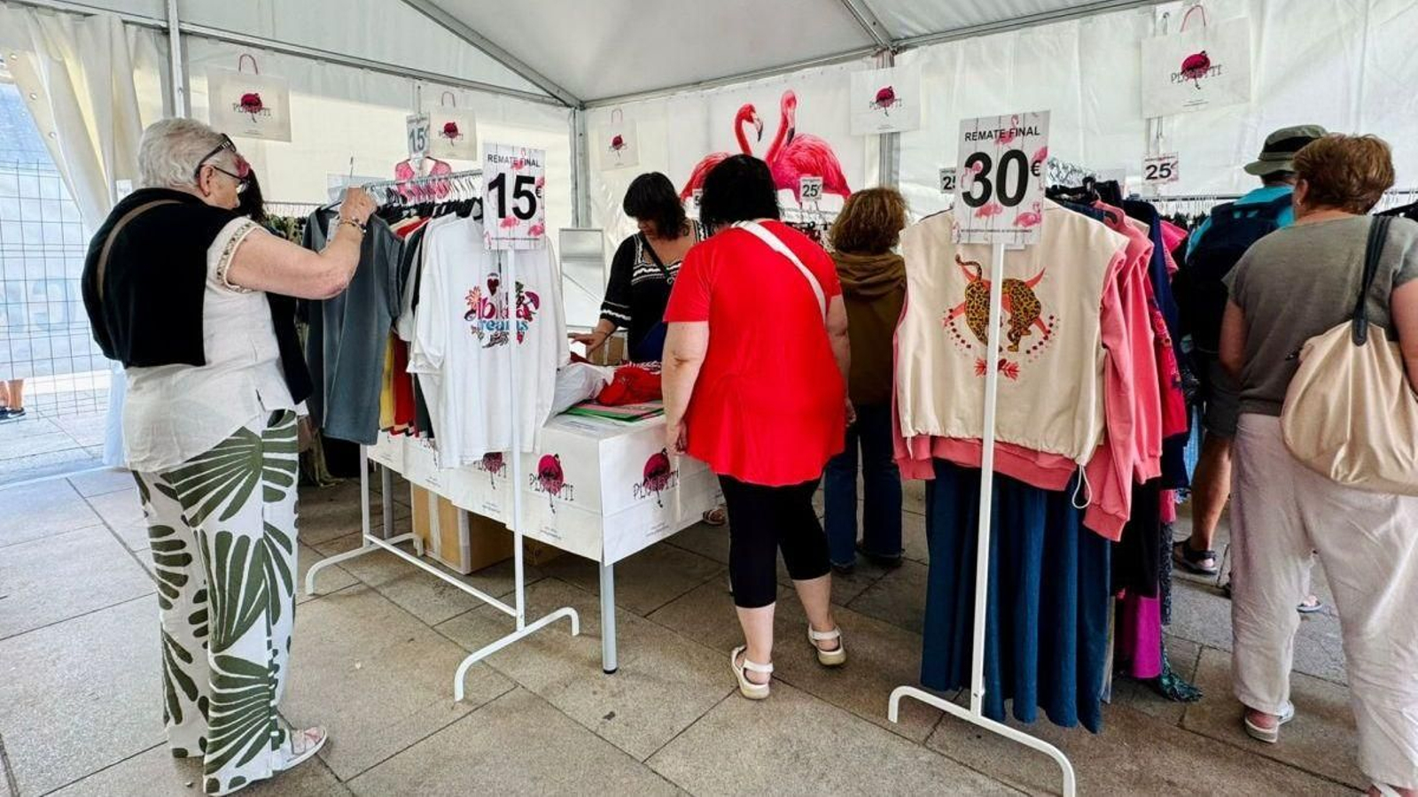 Desde la apertura, numerosas personas se acercaron a conocer las ofertas.