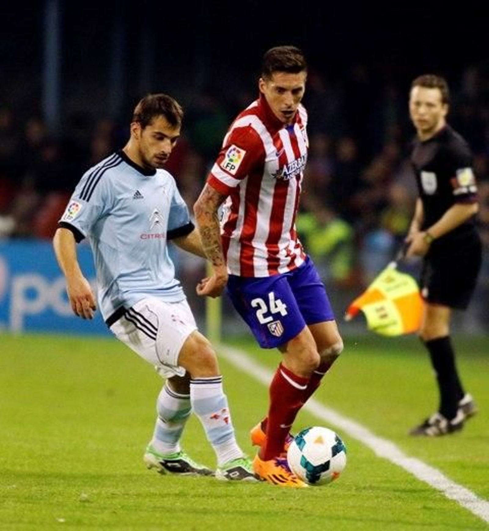 Jonny presiona al jugador argentino del Atlético de Madrid José Ernesto Sosa durante el partido del sábado. // jv landín