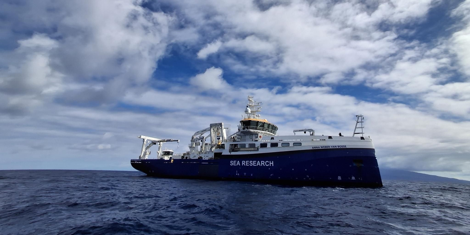 El ‘Anna Weber-van Bosse’, construido por Armón Vigo, visto desde la perspectiva de una ballena en su última expedición en las Azores.
