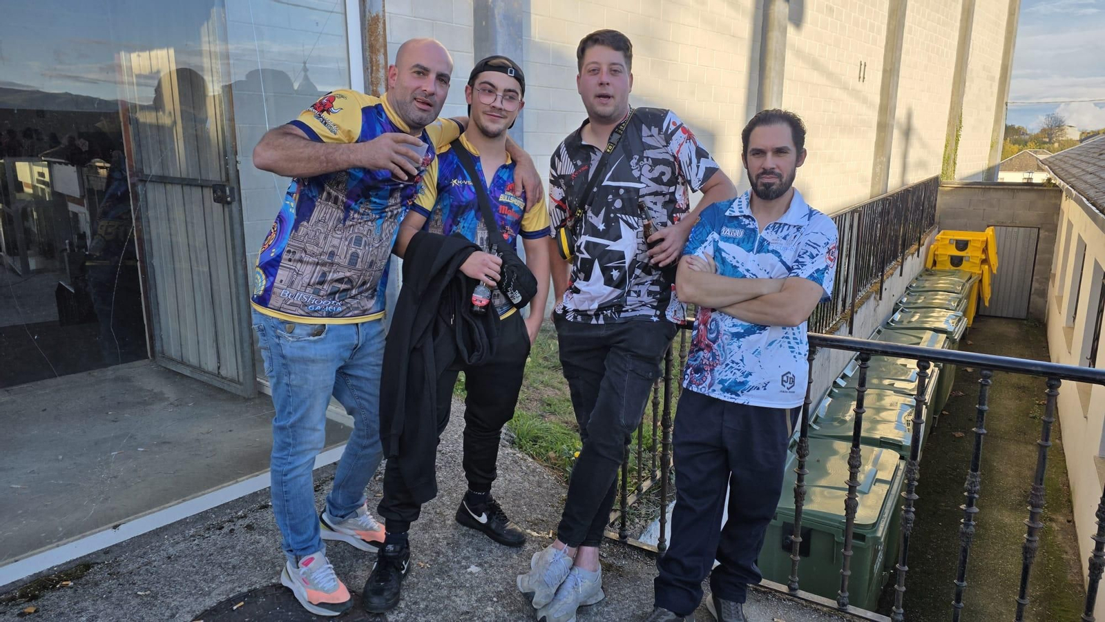 arios momentos de las partidas y del ambiente vivido durante el primer torneo de dardos celebrado en el pabellón municipal de San Xoán de Río