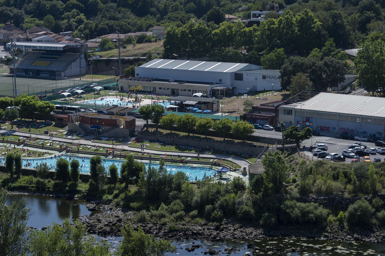 Galería | Los ourensanos combaten las altas temperaturas con sombras, piscinas y ríos