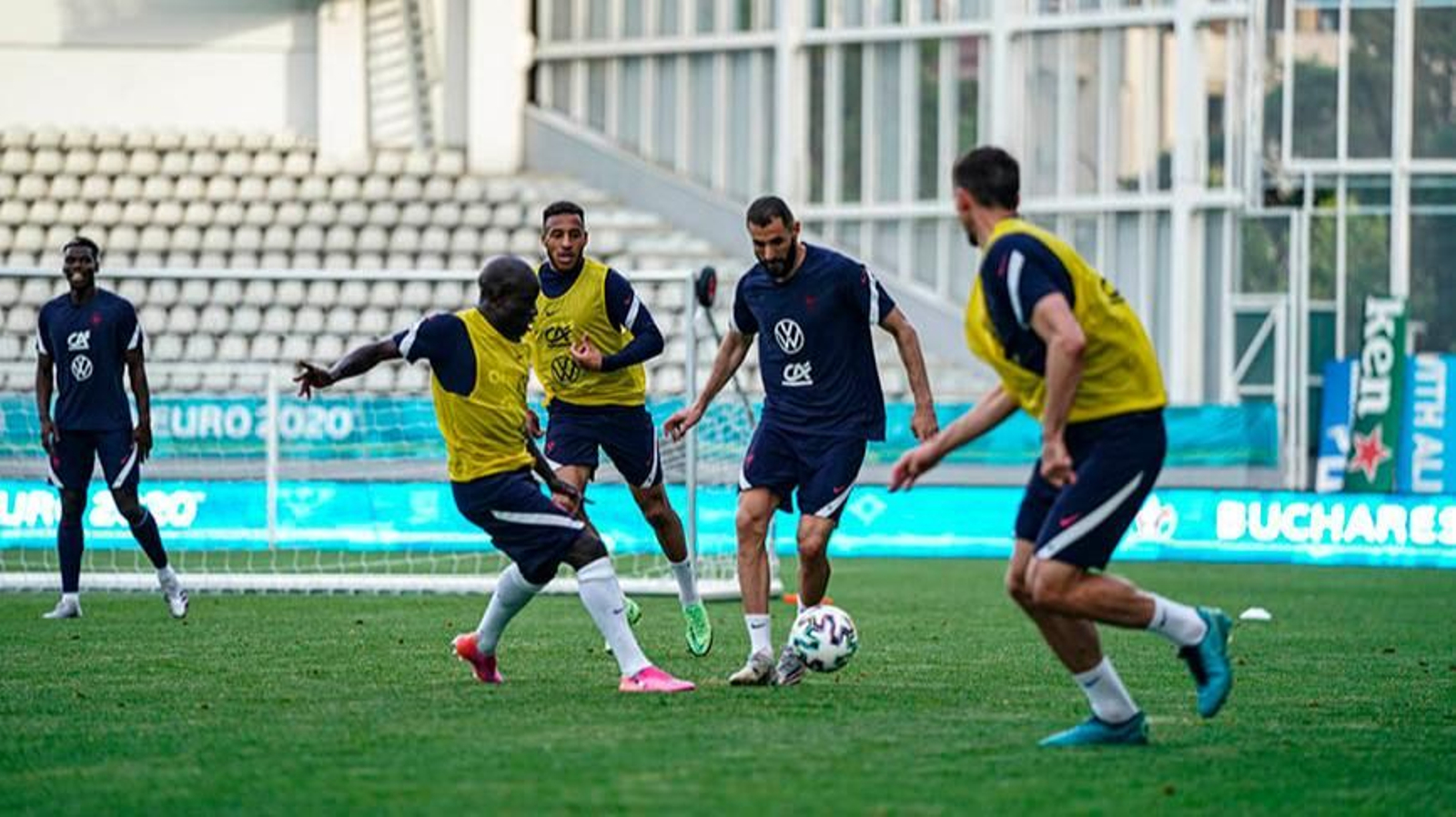 El madridista Benzema dribla a Kanté en la sesión de ayer.