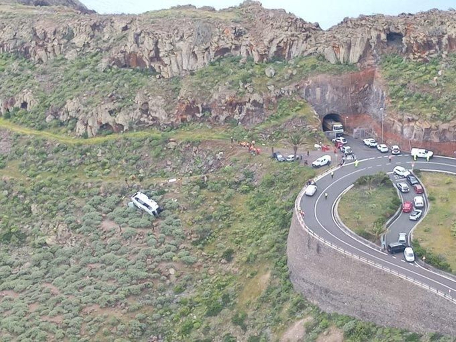 El autobús turístico accidentado en el complejo medioambiental de San Sebastián de La Gomera.