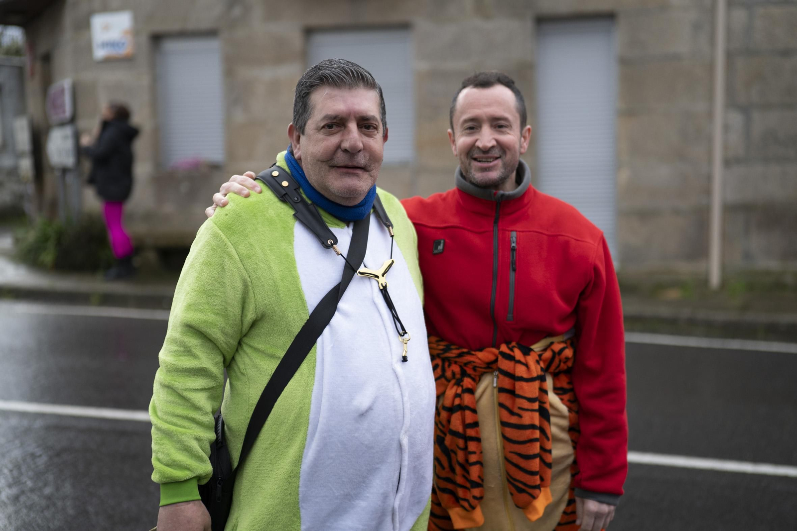 Galería | El Entroido itinerante de Parada de Amoeiro lleva la diversión por bandera