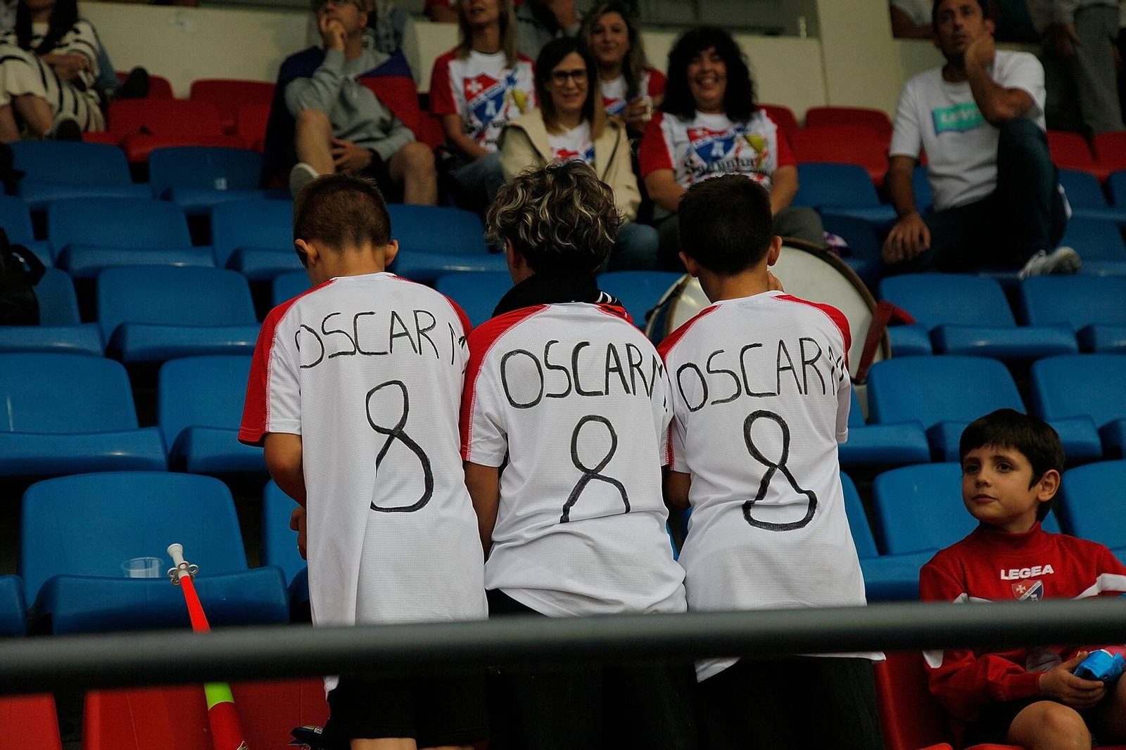 La afición en las gradas animando a los jugadores.