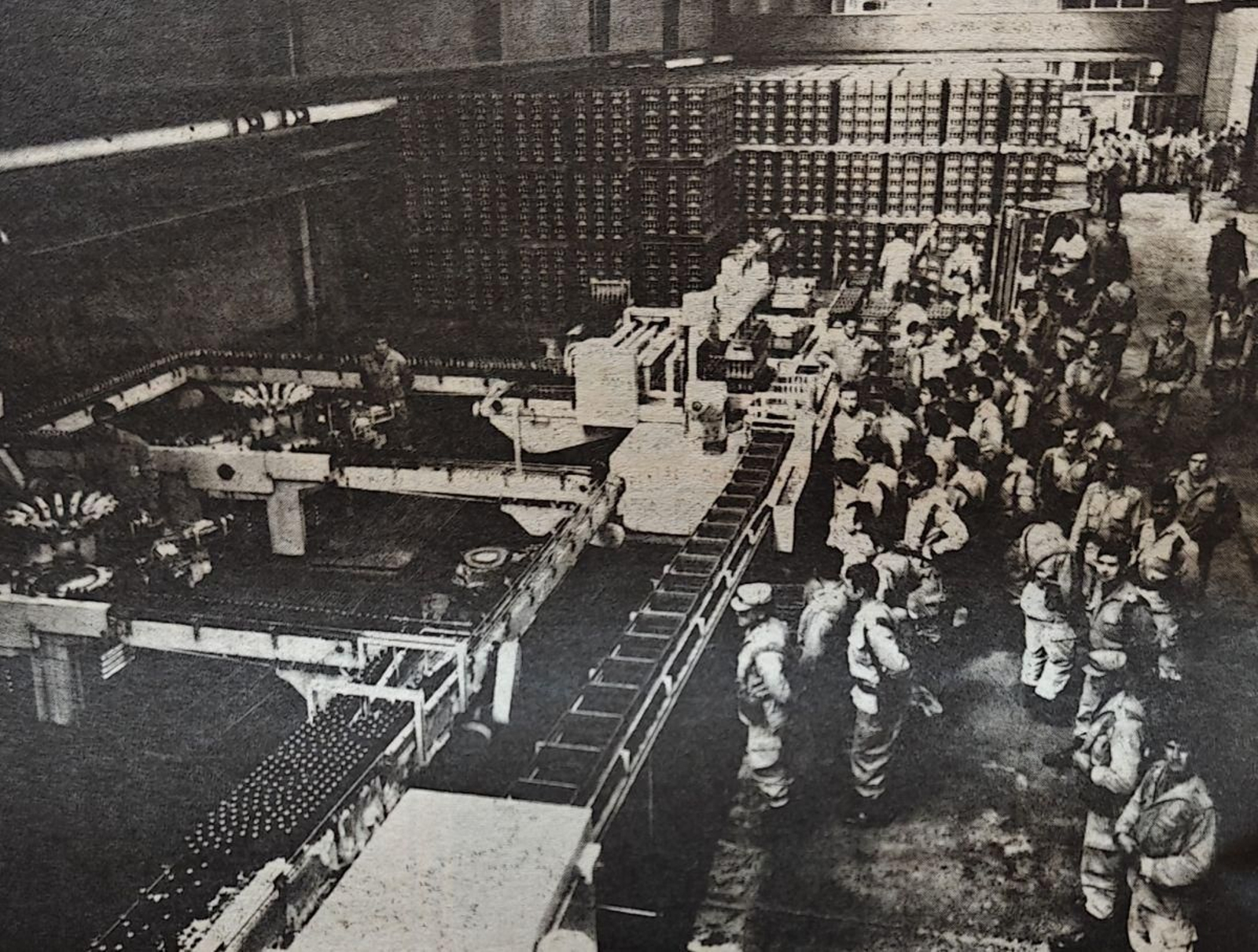 Un momento de la visita de los soldados a la fábrica.