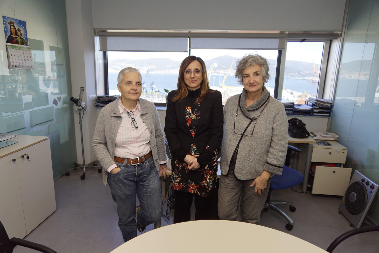 Clara González, María Victoria Martín y Ana Clavería, en la sede de Rosalía Castro.