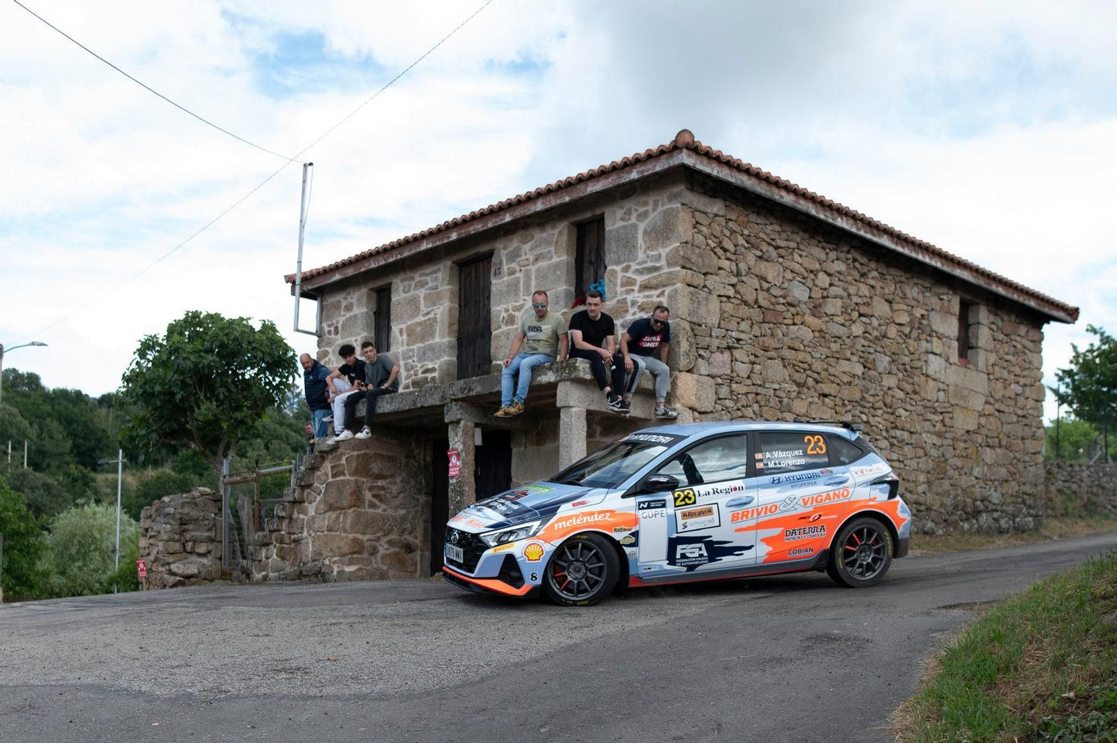 Adrián Vázquez y Melisa Lorenzo en el  Hyundai i20 N20 para la Copa Hyundai en el tramo de Taboadela