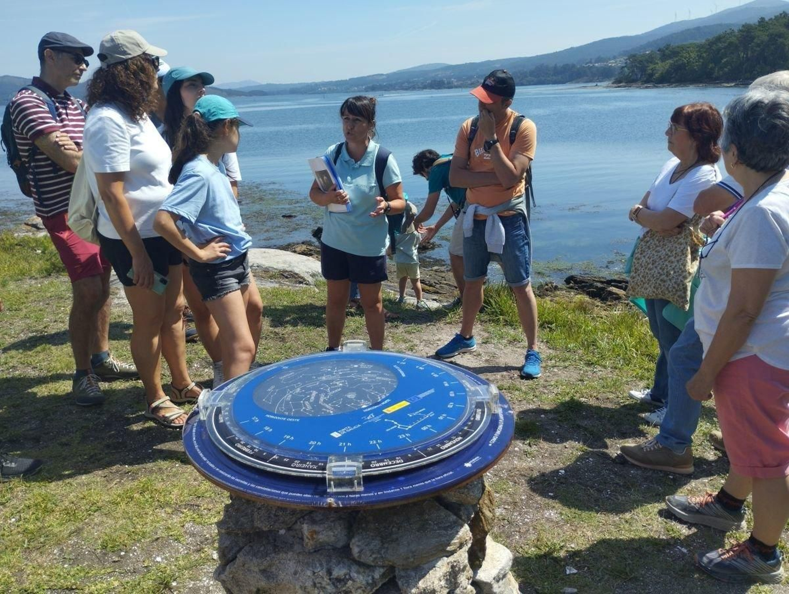 El punto de observación nocturna del cielo, en un extremo de la isla. A la derecha, uno de los caminos, como todos, con vegetación muy densa.