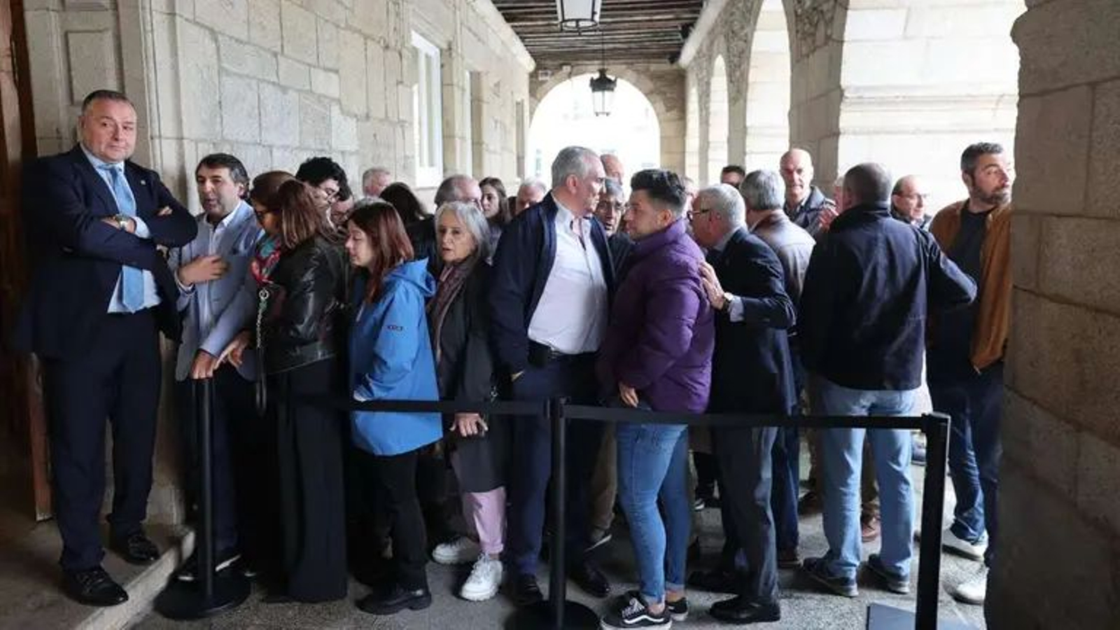 Cola en la puerta del Concello de Lugo