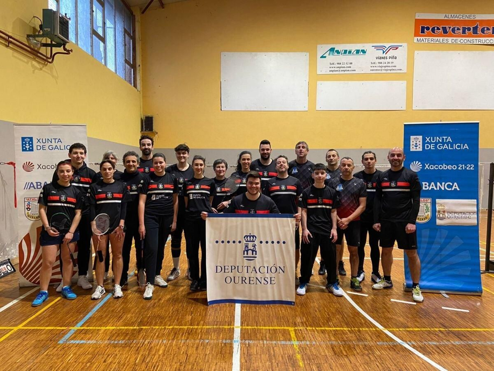 Grupo de participantes en la primera manga de la Copa Diputación en las categorías absoluta y sénior que se disputó el domingo en el IES As Lagoas.