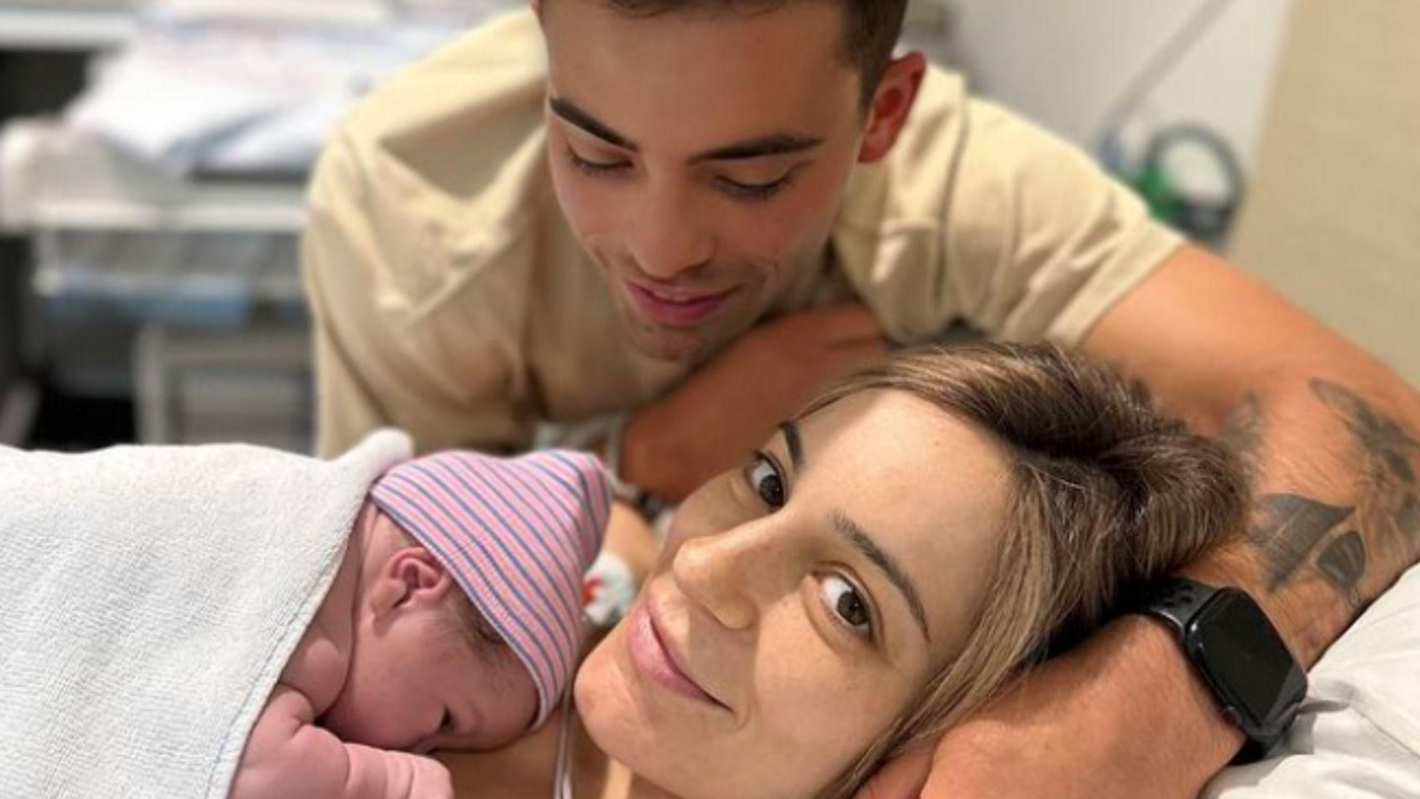 Fran Beltrán y Estefanía Molina, con su bebé Isabella. // @franbeltran_ (Instagram)