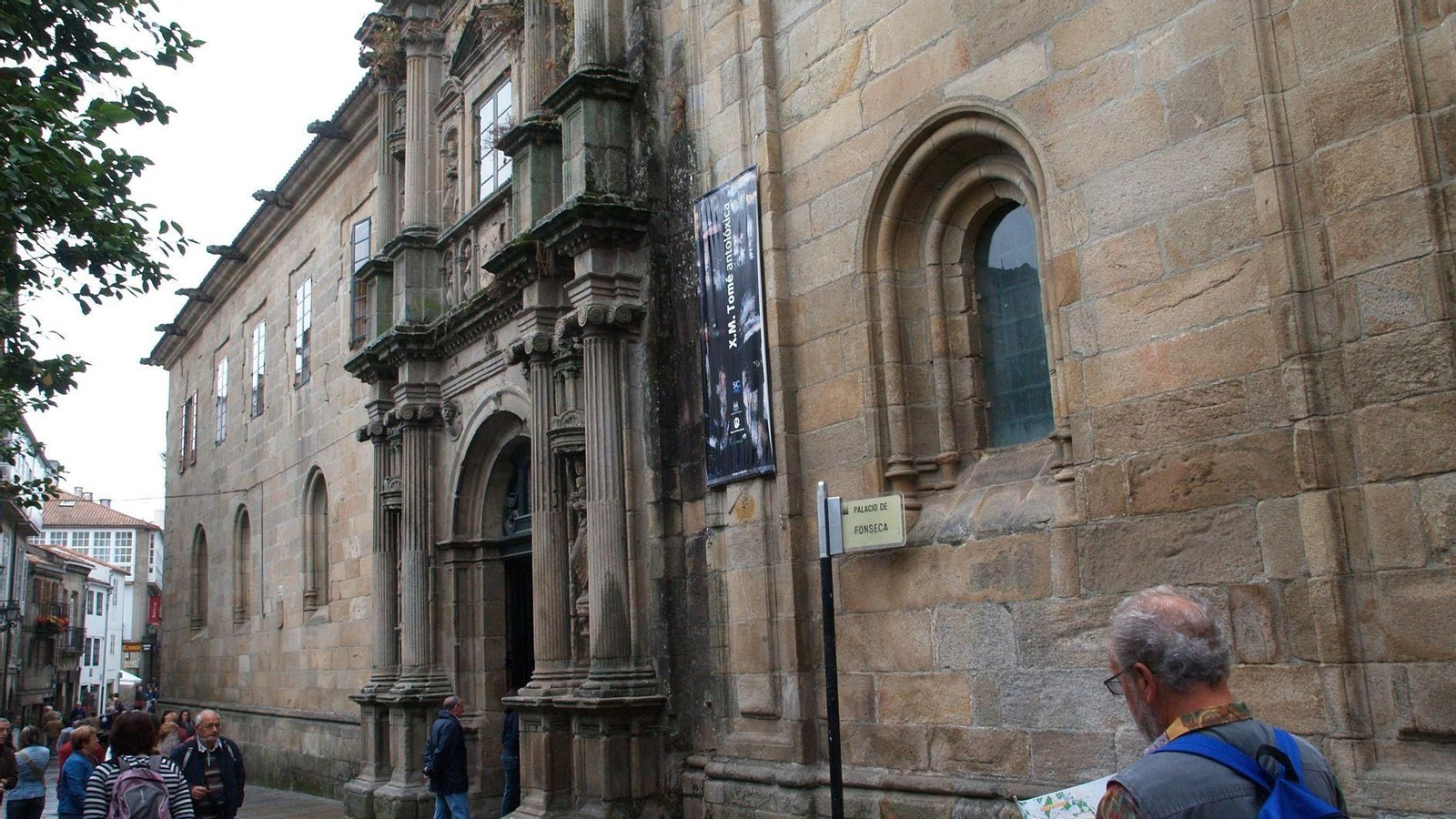 Exterior de la fachada del Pazo de Fonseca en Santiago de Compostela (A Coruña)