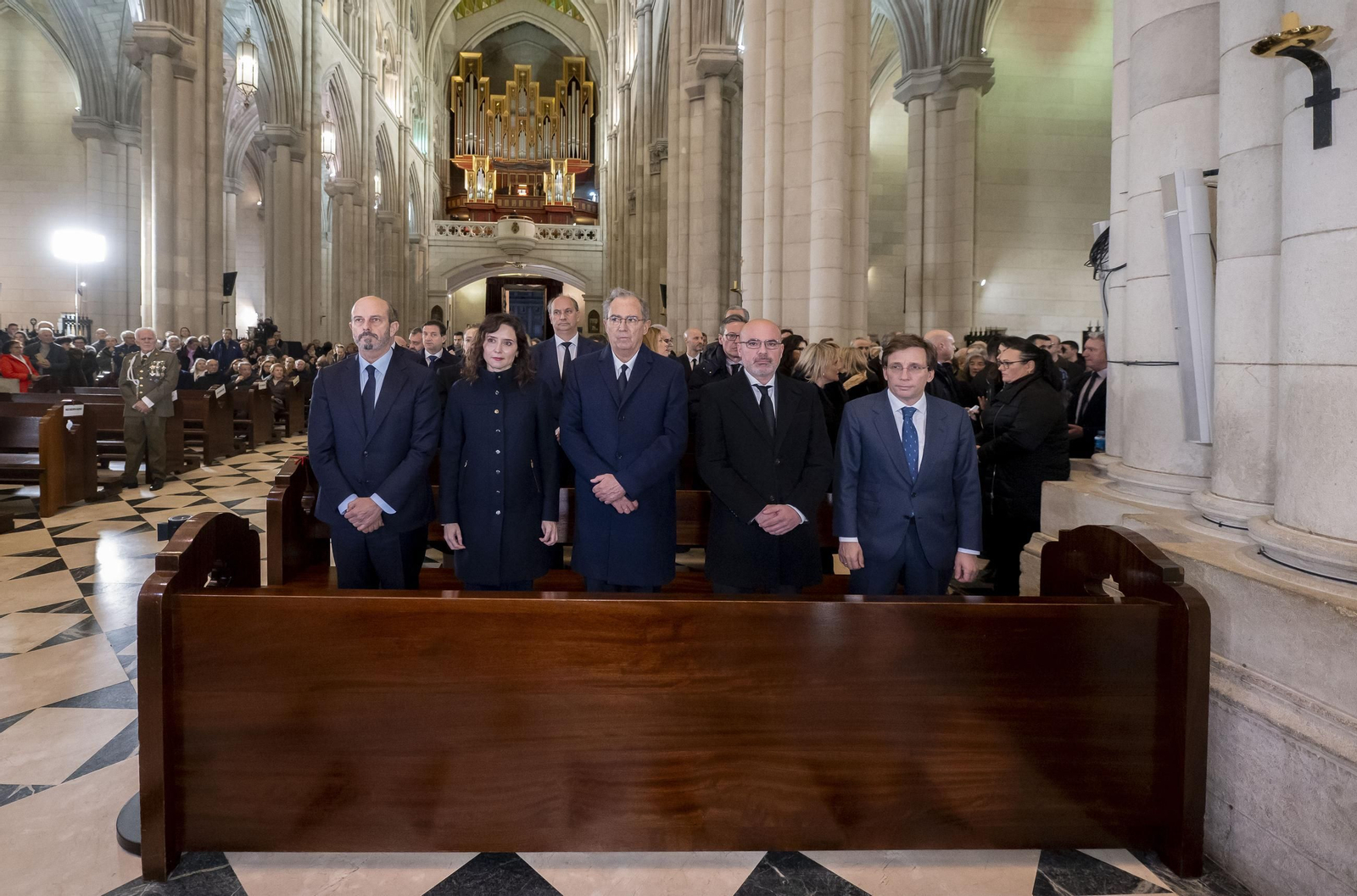 Las autoridades políticas durante la misa.