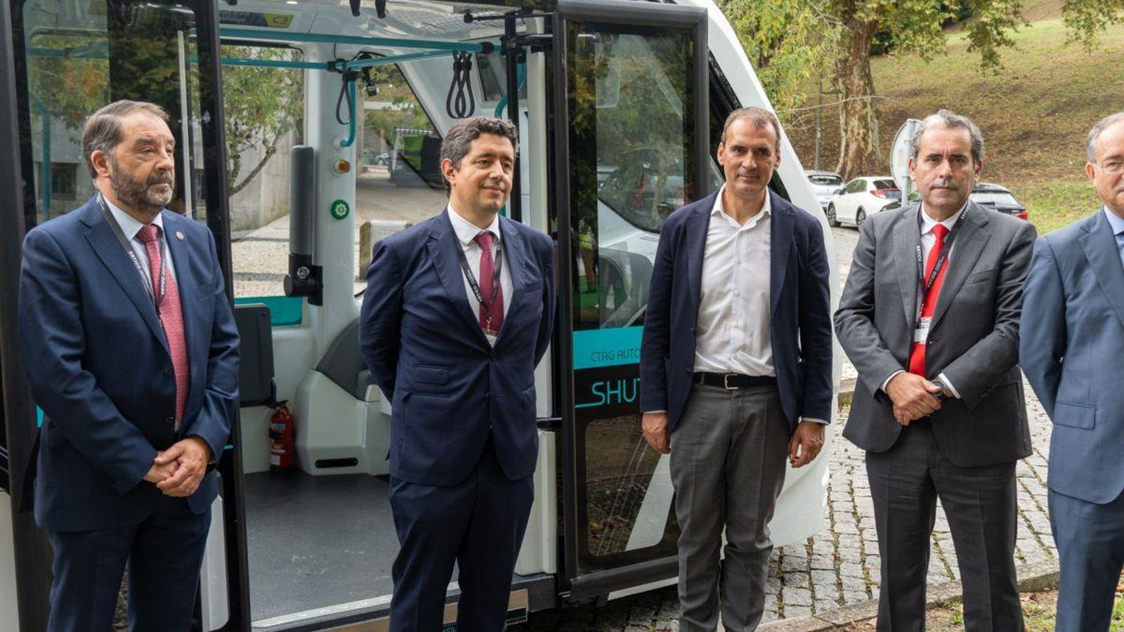 Enrique Cabaleiro, acompañado por gerentes de CTAG.