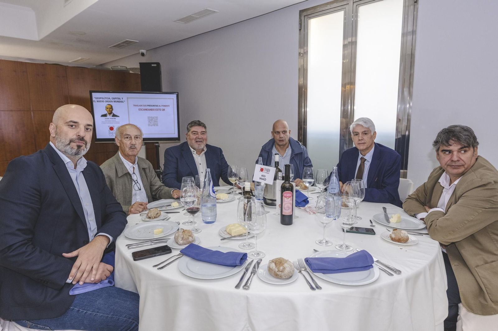 MESA RÍO MAO  José Armada, director territorial de Medio Rural en Ourense; Felipe Ferreiro, presidente de Cruz Roja Ourense; César Enríquez, de Adega Cachín; Jesús Castro, gerente de Soluciones de Cardioprotección, y Guillermo Díez, economista.