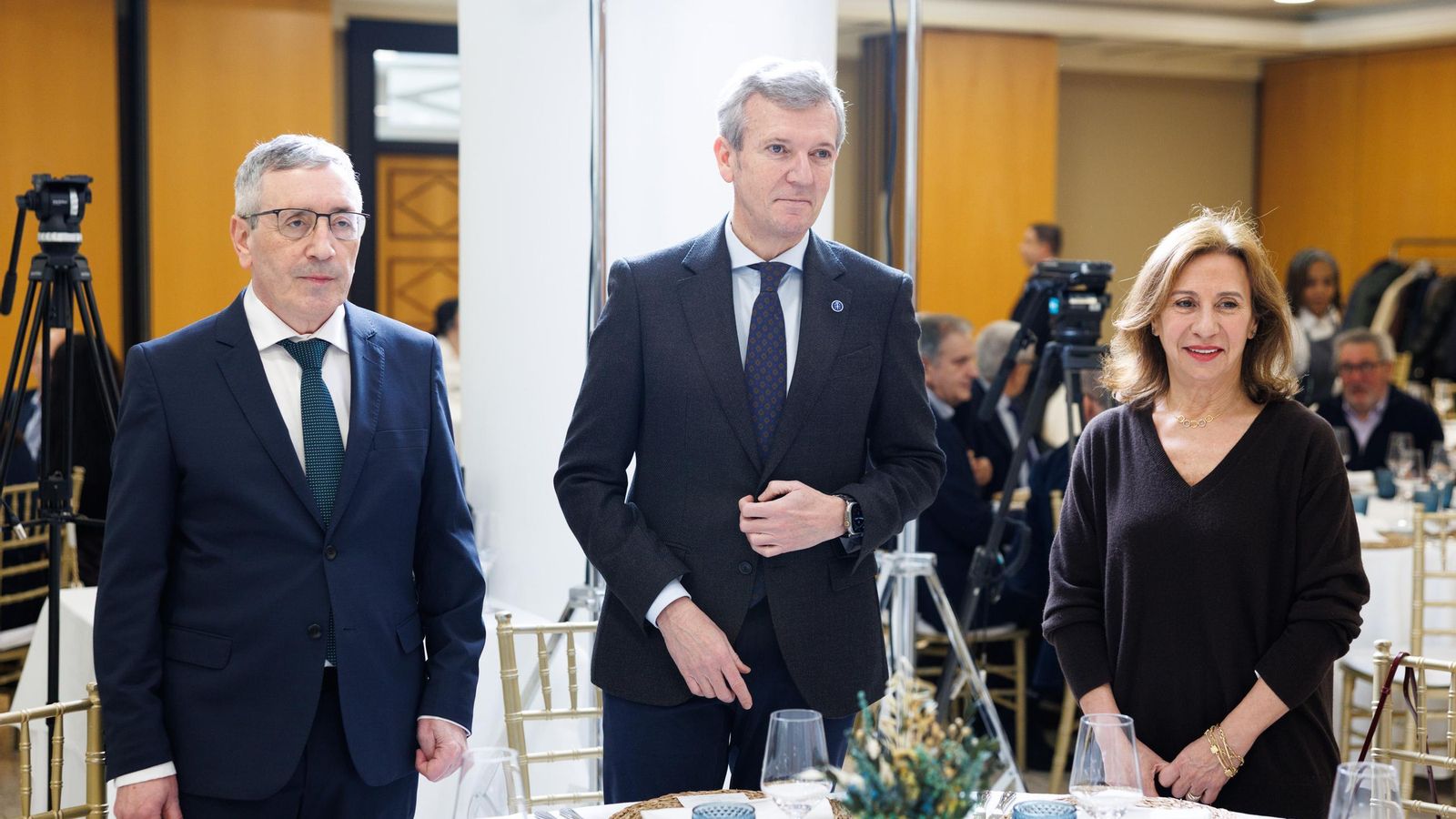 Entrega del Premio Diego Bernal 2026 a Julio Rodríguez de mano de Alfonso Rueda, presidente de la Xunta de Galicia, y acompañados por Ana Méndez, presidenta de la Asociación de Periodistas de Galicia.