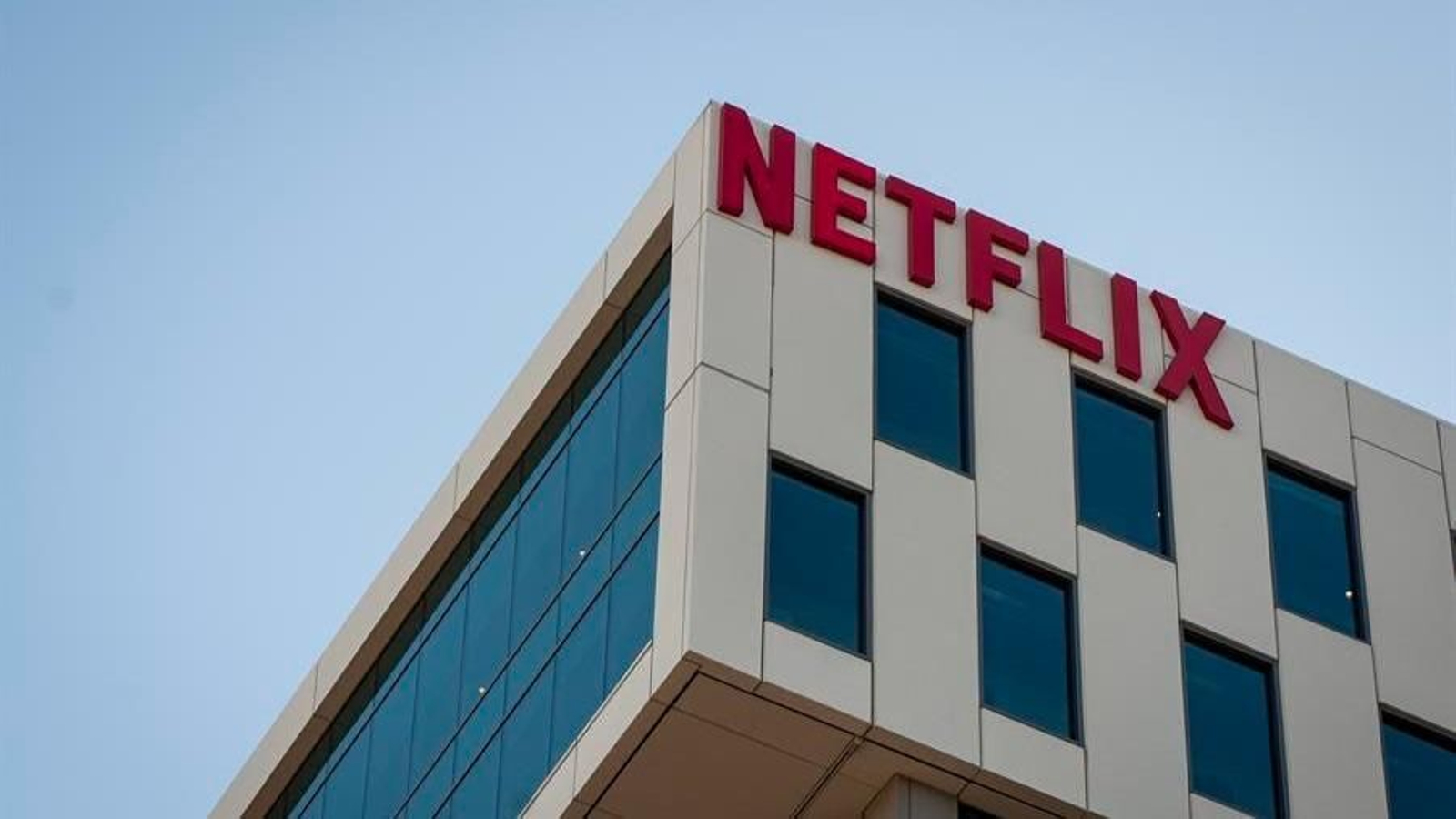 Edificio con el logo de Netflix (EFE)