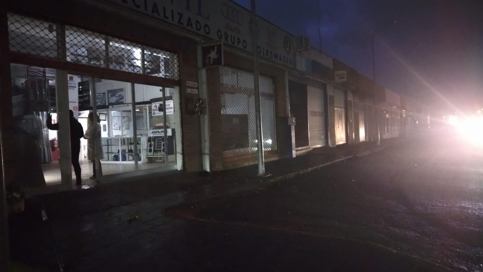 Avenida de Galicia, en O Barco de Valdeorras, tan sólo iluminada por las luces de emergencia de los talleres