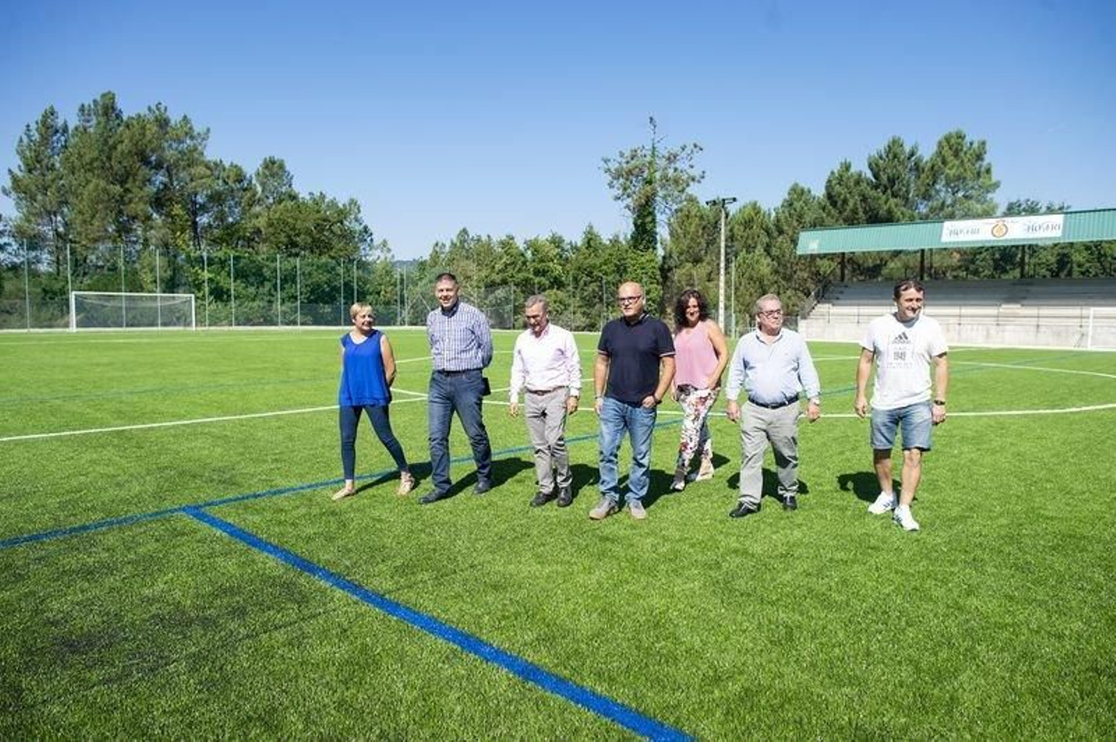 Manuel Baltar, presidente de la Diputación, y Luis Menor, alcalde de Pereiro de Aguiar, en el campo de O Medo.