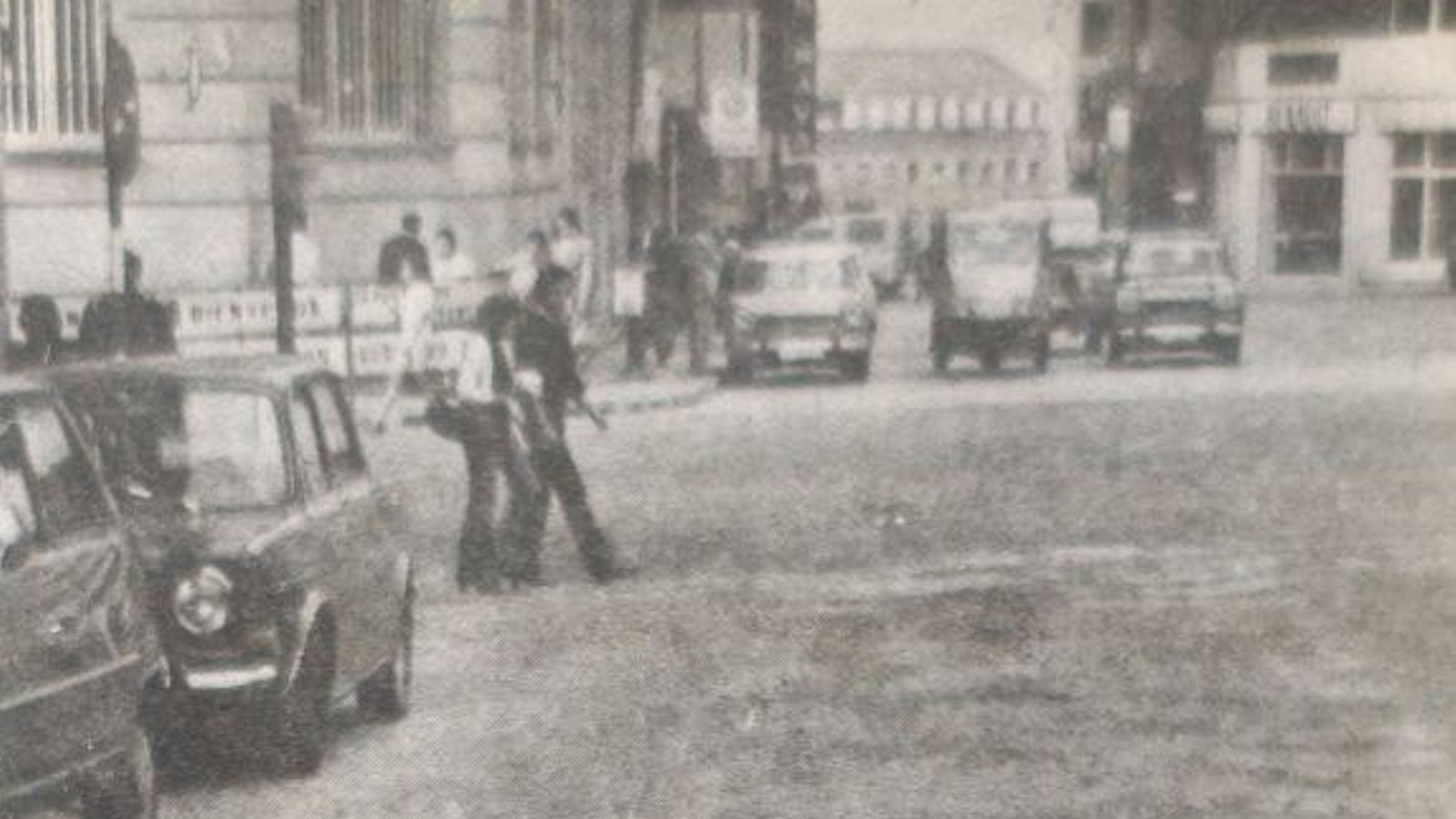 Baches en la calle sur del Parque de San Lázaro.