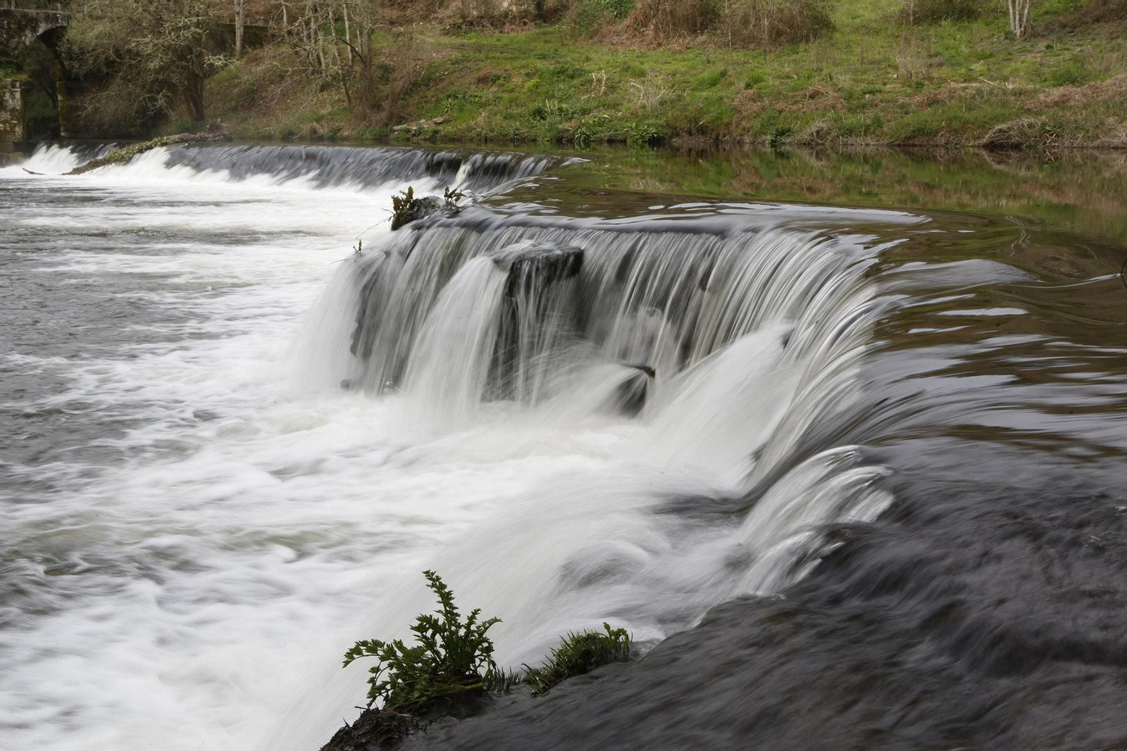 El río Arnoia a su paso por Ponte Freixo (Foto: Marcos Atrio)