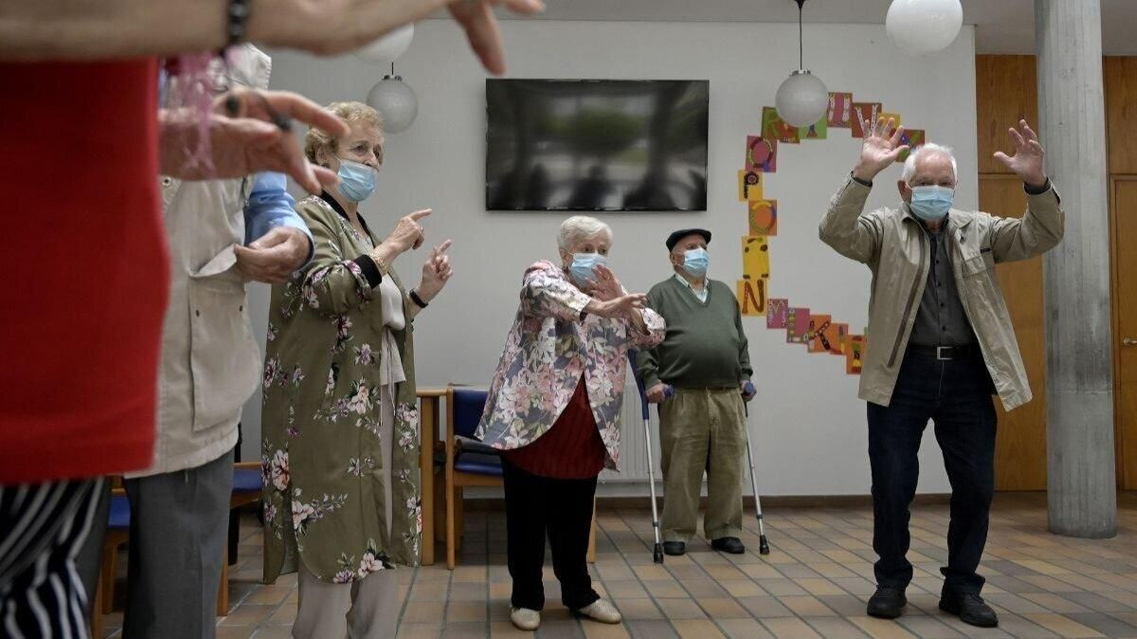 Un grupo de ancianos baila en una residencia de Galicia con las mascarillas puestas.