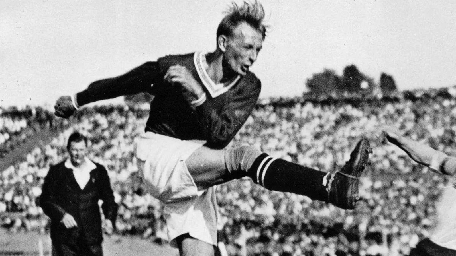El futbolista austríaco Matthias Sindelar, durante un partido previo a la II Guerra Mundial.