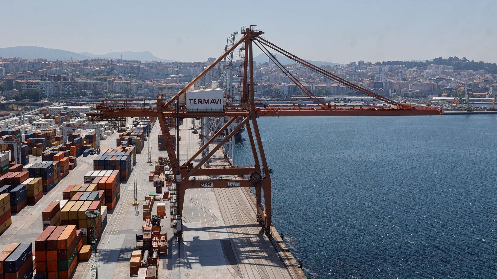 Galería | Una supergrúa de 110 metros se instala en Guixar