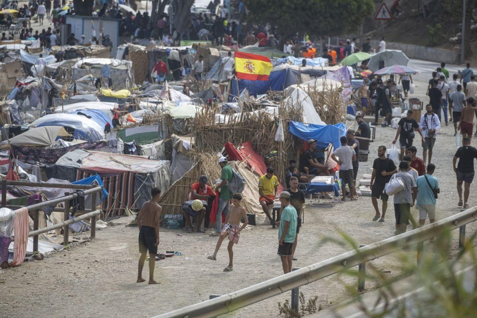 Migrantes en chabolas en la playa del Trampolín.