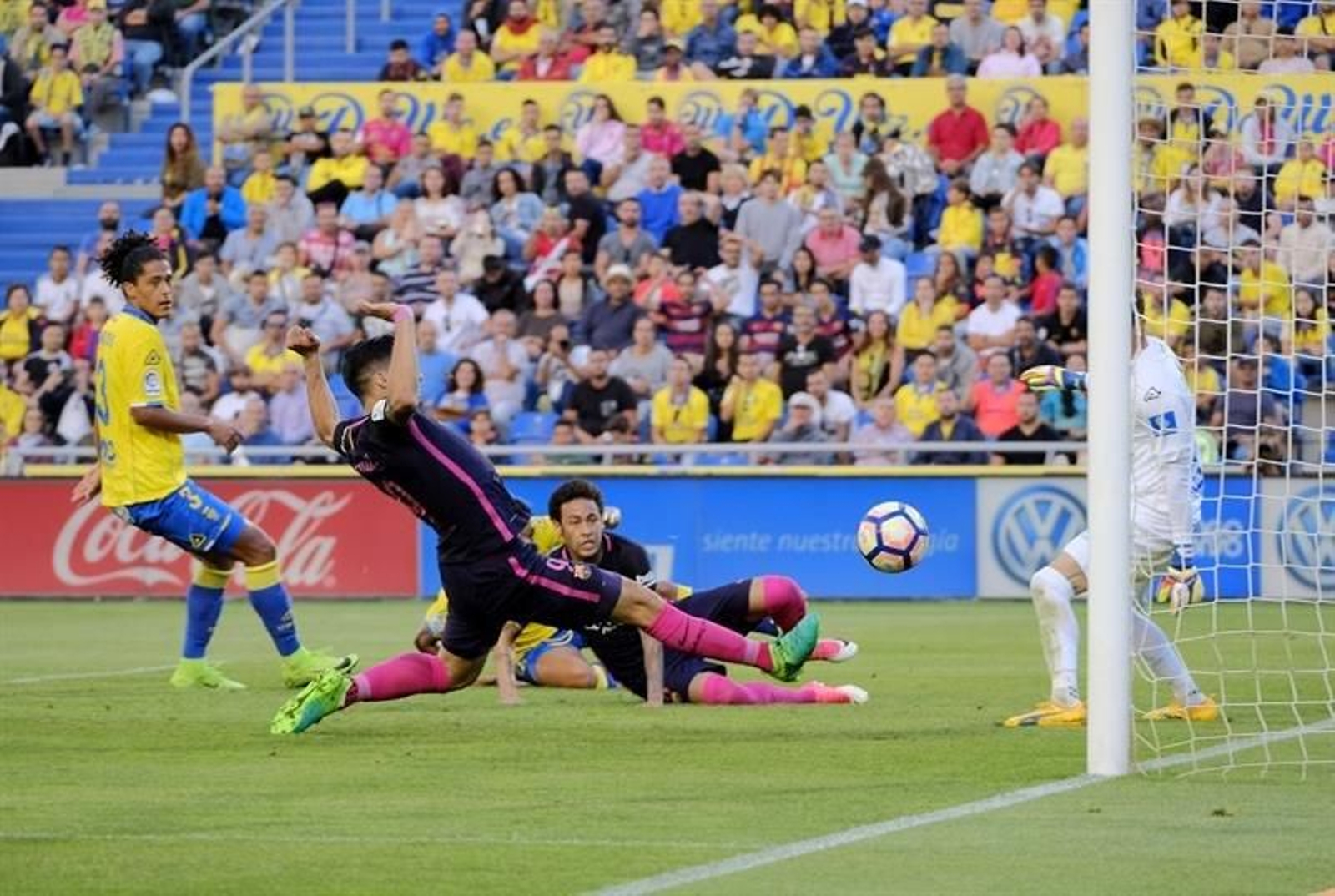 El delantero uruguayo del FC Barcelona Luis Suárez (i) marca el segundo gol del equipo ante el portero de Las Palmas, Javi Varas