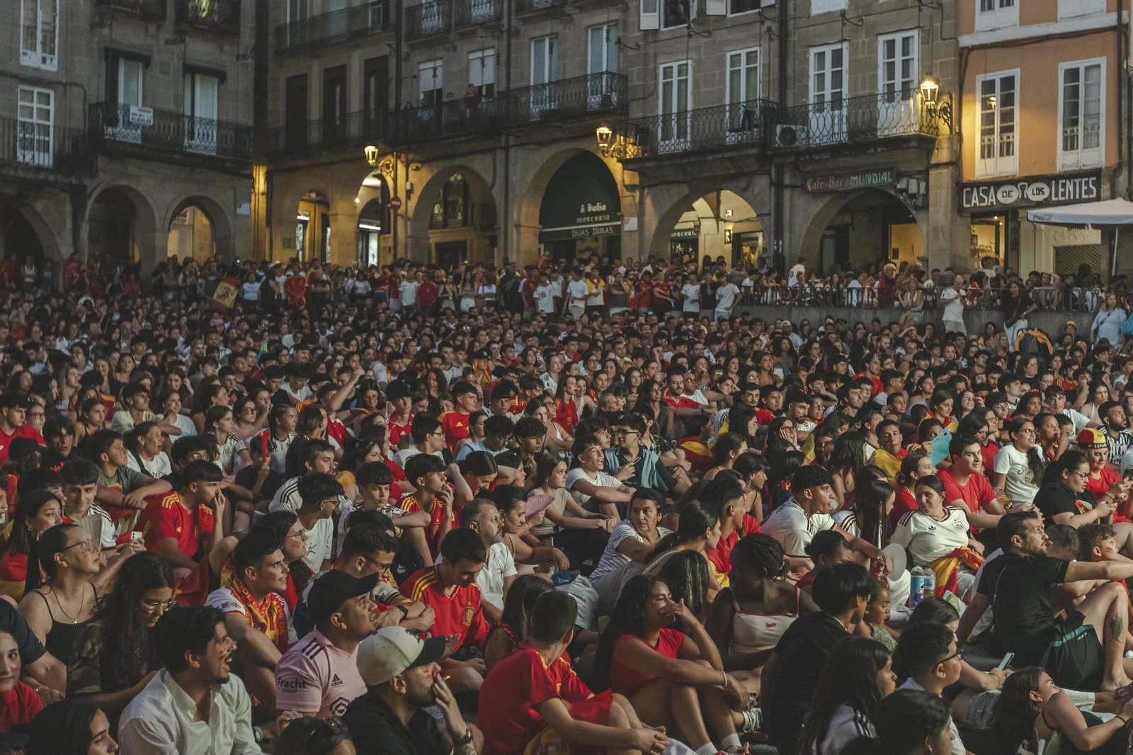 Galería | Camisetas, banderas y las calles de Ourense llenas de emoción por ver a España jugar los cuartos de final, en fotos