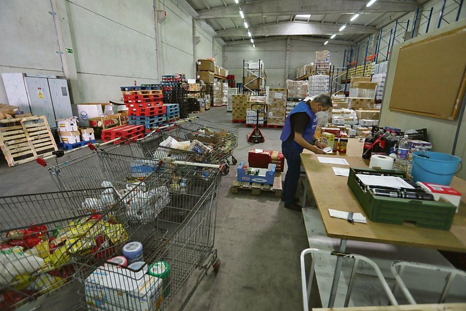Imagen de la nave del Banco de Alimentos en el polígono de San Cibrao. JOSÉ PAZ