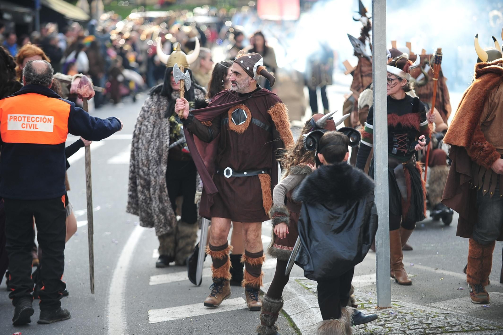 Galería | Color y retranca se pasean por las calles de A Valenzá durante su Martes de Entroido