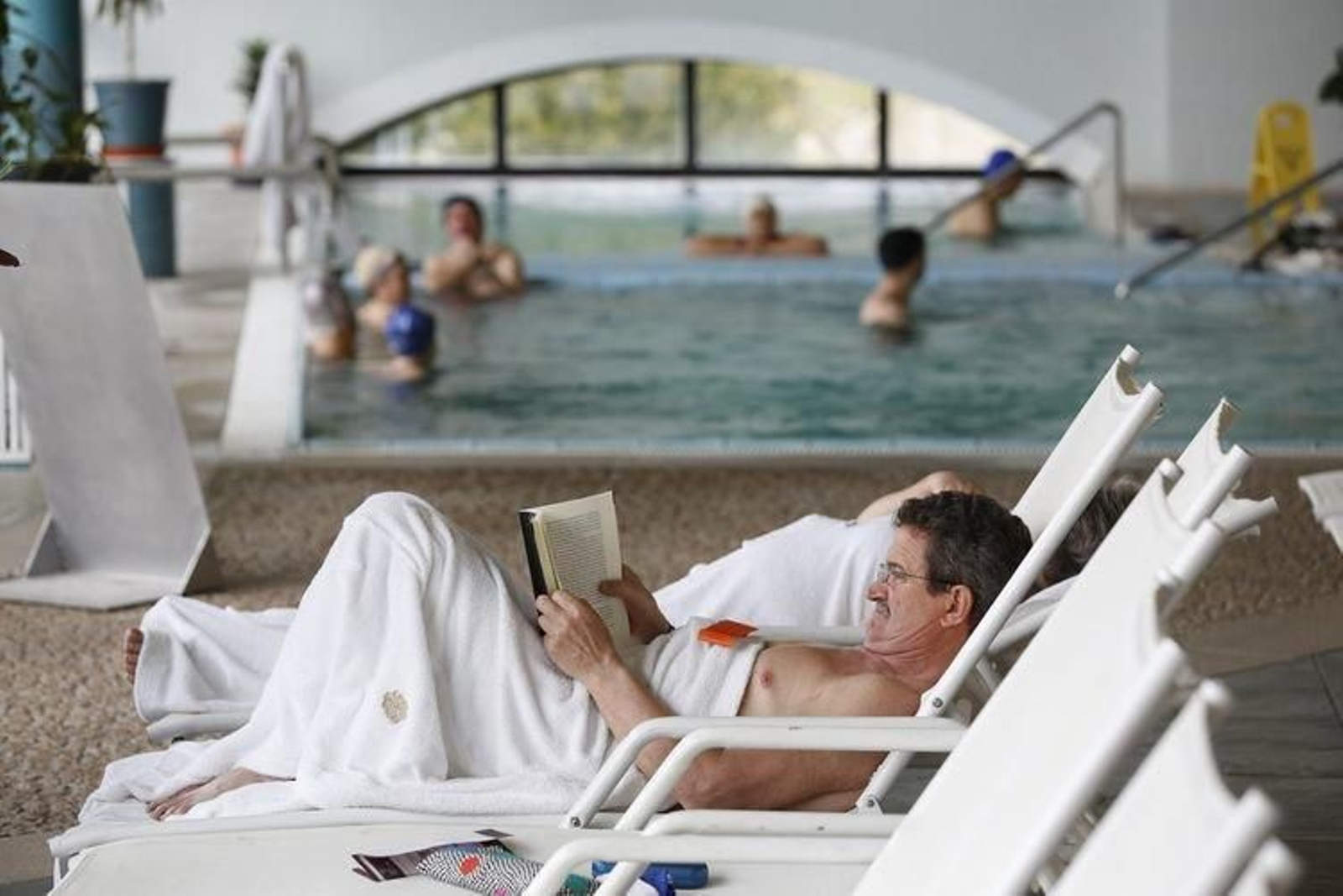 Un grupo de usuarios disfrutando de las instalaciones del balneario de Laias.