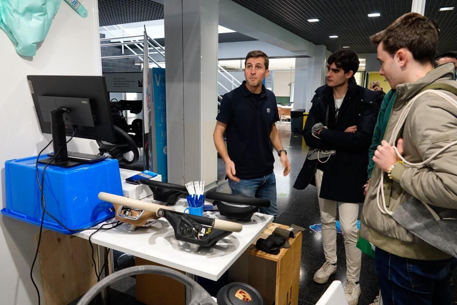 Una de las demostraciones del Foro Tecnológico en el campus de Vigo, con participación de empresas y universitarios.