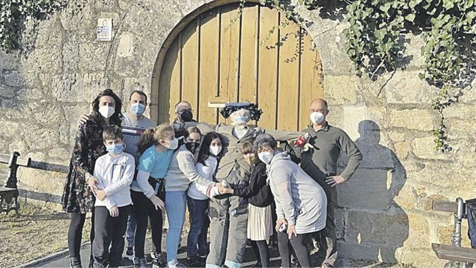 Pequeños y mayores con el meco de A Pita de As Eiroás.
