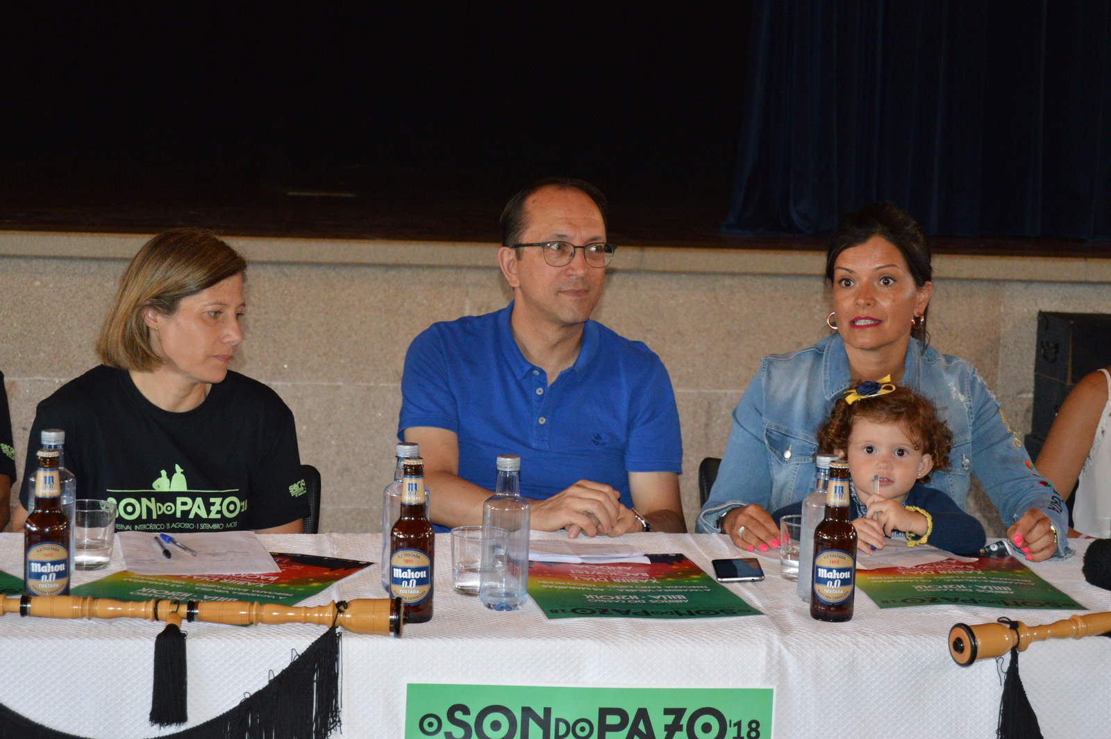 Juana María Moreno, Anxo Lorenzo y Nidia Arévalo con María.