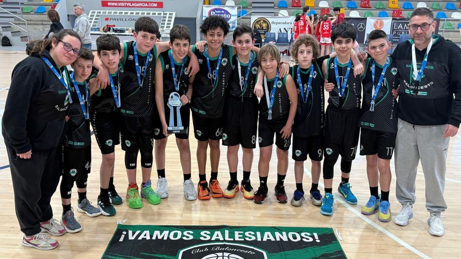 El conjunto vigués al completo posa con sus medallas y su trofeo de campeones en Vilagarcía, sede del título de este año y también del de 2025.