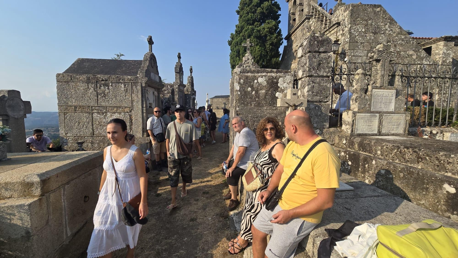 Galería | Un cementerio para mirar al cielo: un silencioso mirador para el eclipse total solar