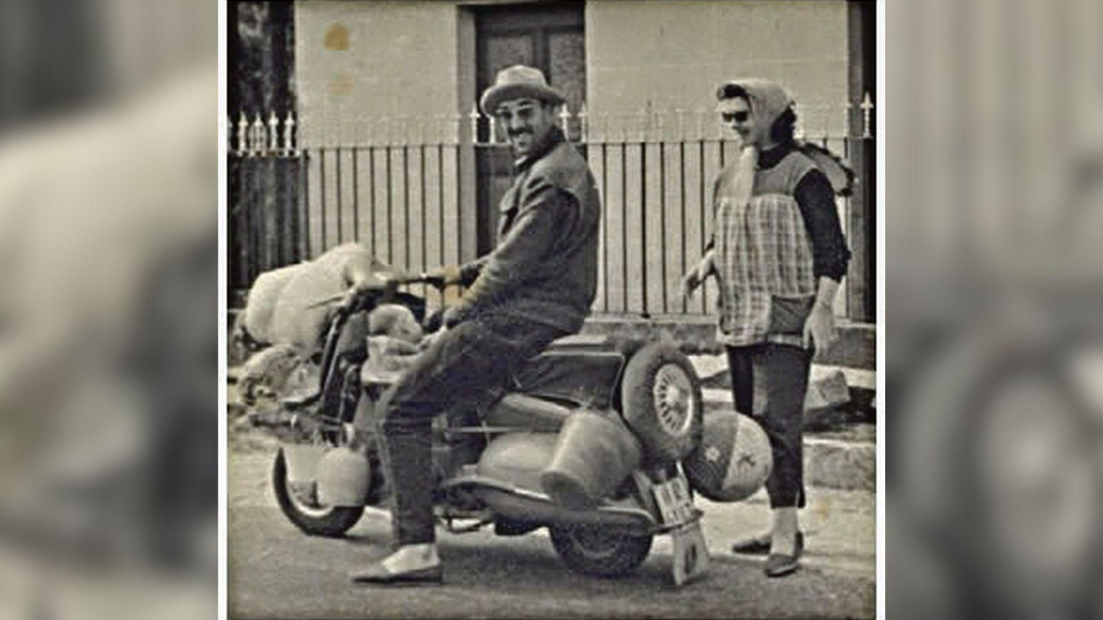 Gonzalo Belay se marchaba de vacaciones y demostraba que la Vespa era un vehículo familiar. Además de llevar todos los pertrechos que usarían en el camping (incluida la pelota de playa), su mujer y su hijo lo acompañaban. Toda una proeza.