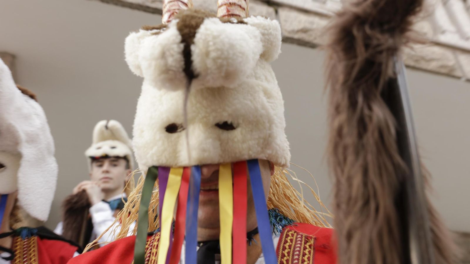Muiños. Entroido. Desfile de carrozas con Cabreiros.