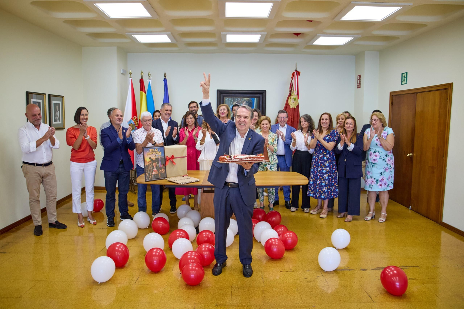 Abel Caballero en el Concello celebrando sus 80 años.
