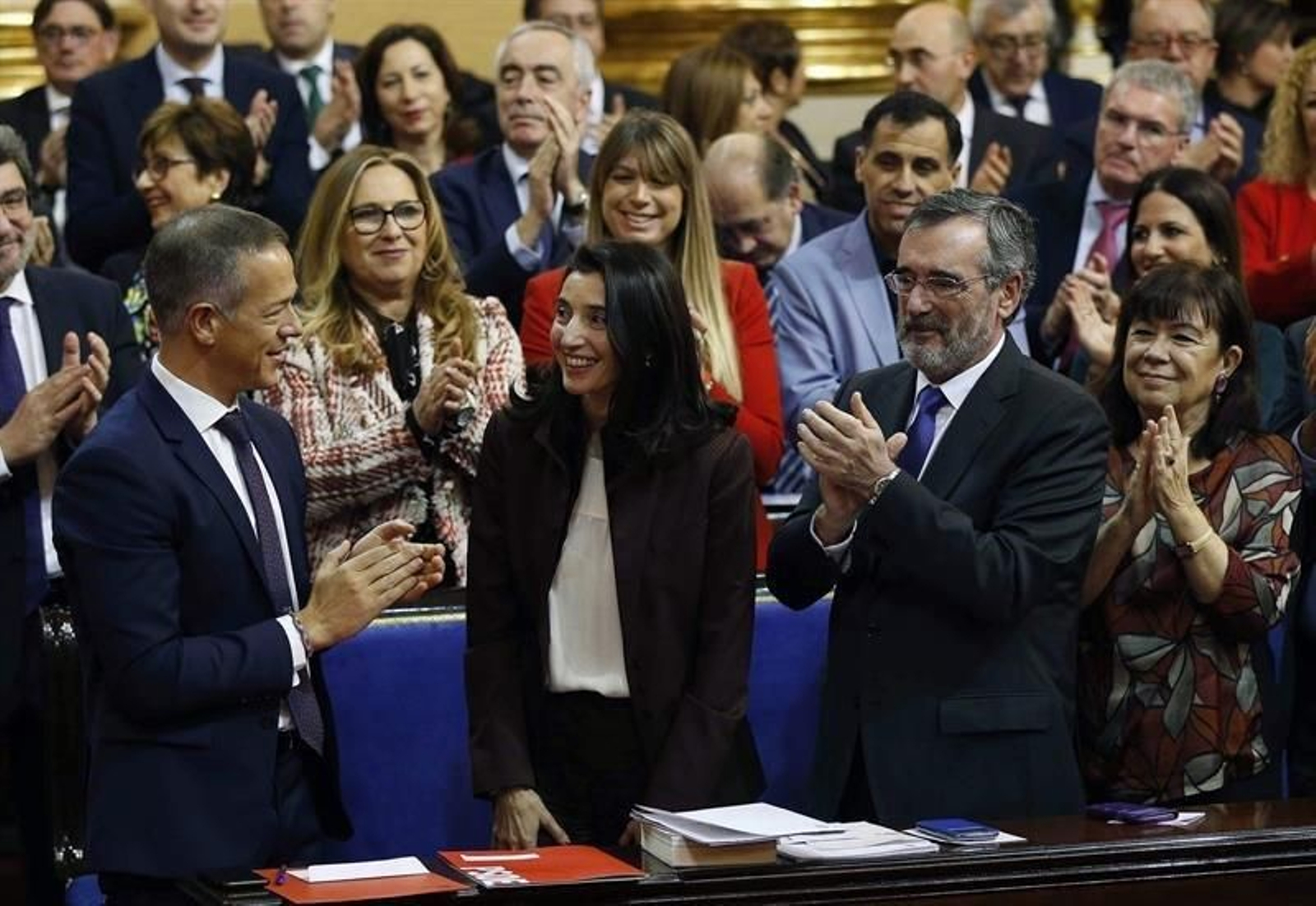 Aplauso de los senadores a Pilar Llop.