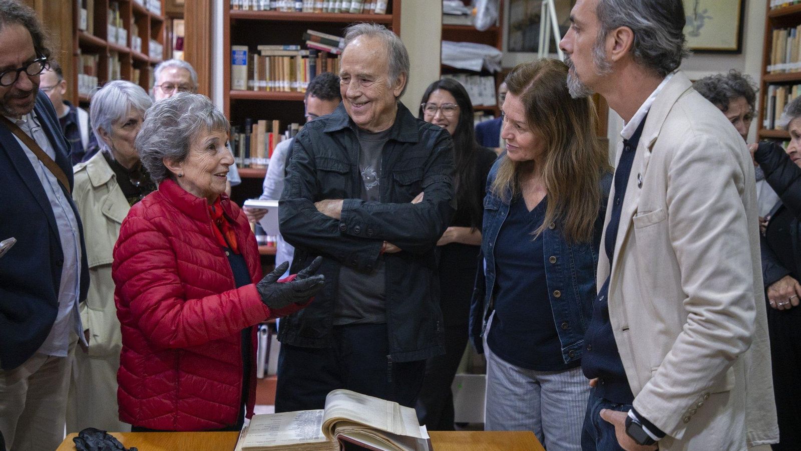 Serrat con miembros del Ateneo