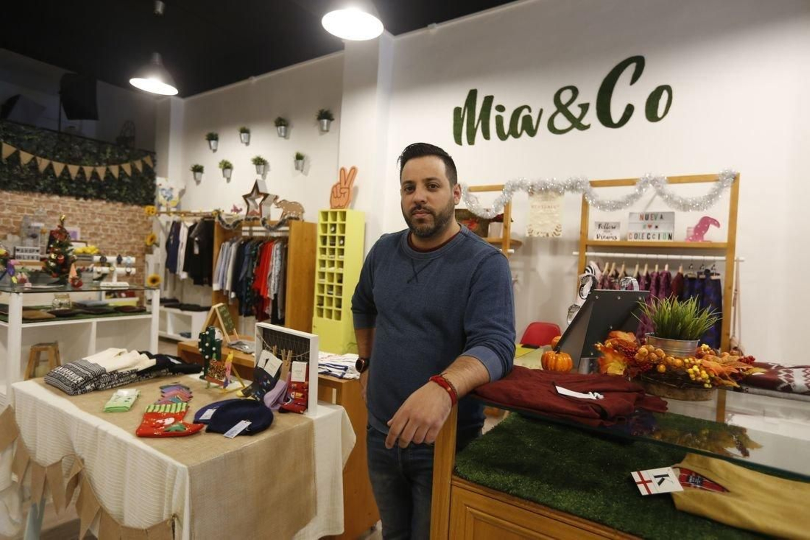 Francisco Hernández posa en su tienda de ropa, Mia and Co. (Foto: Xesús Fariñas)