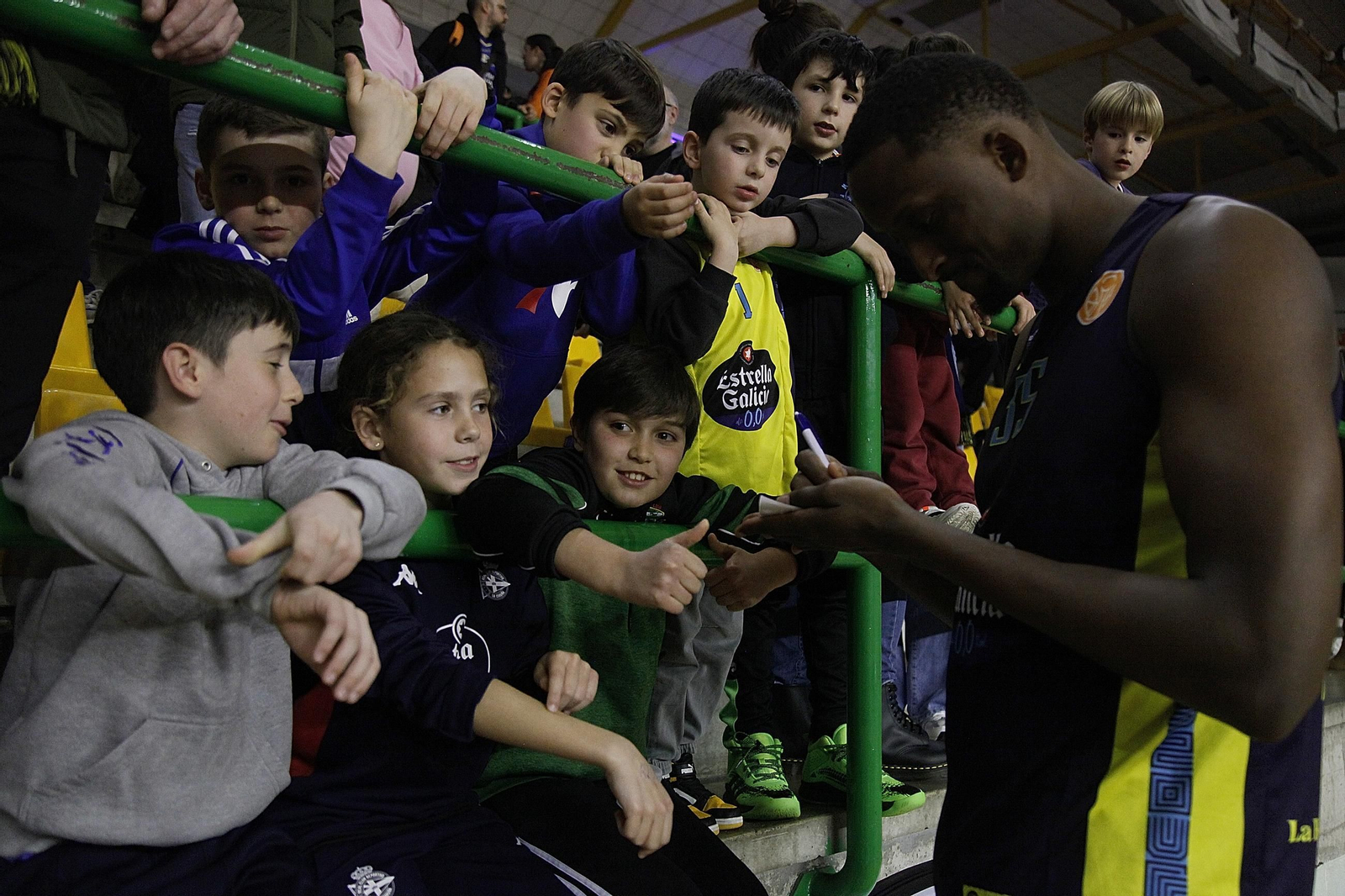 Más de 4.500 aficionados empujaron al COB contra el Estudiantes