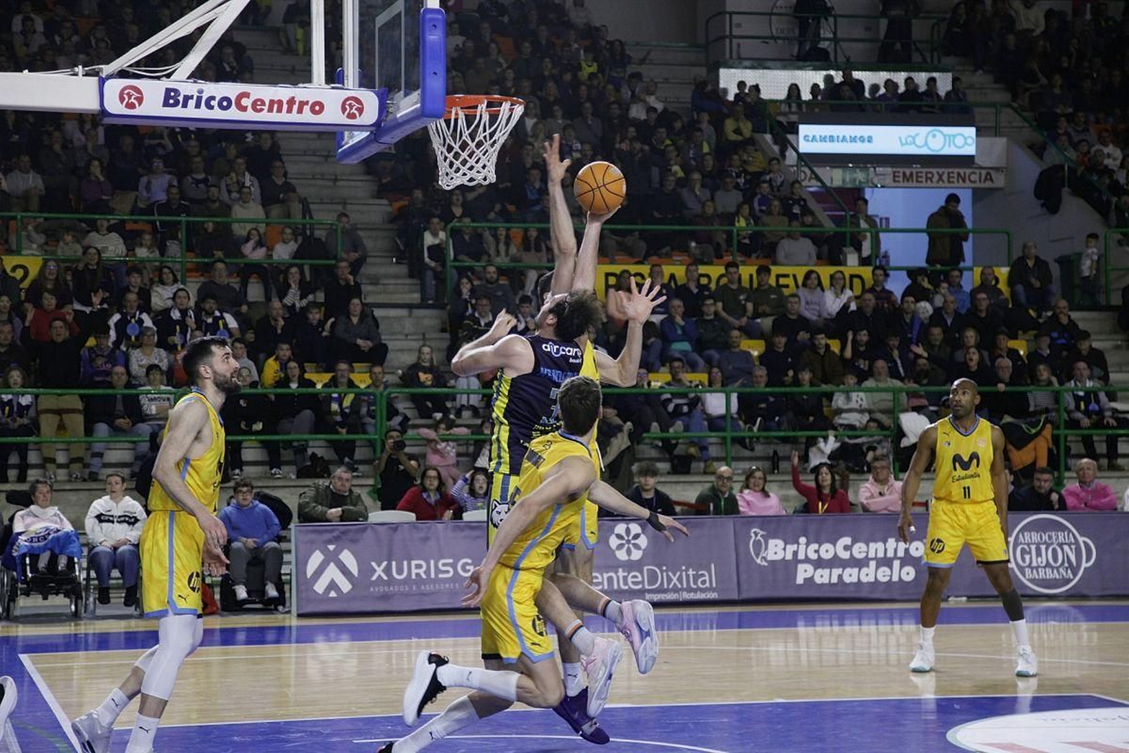 Unai Mendikote trata de anotar ante el Estudiantes.