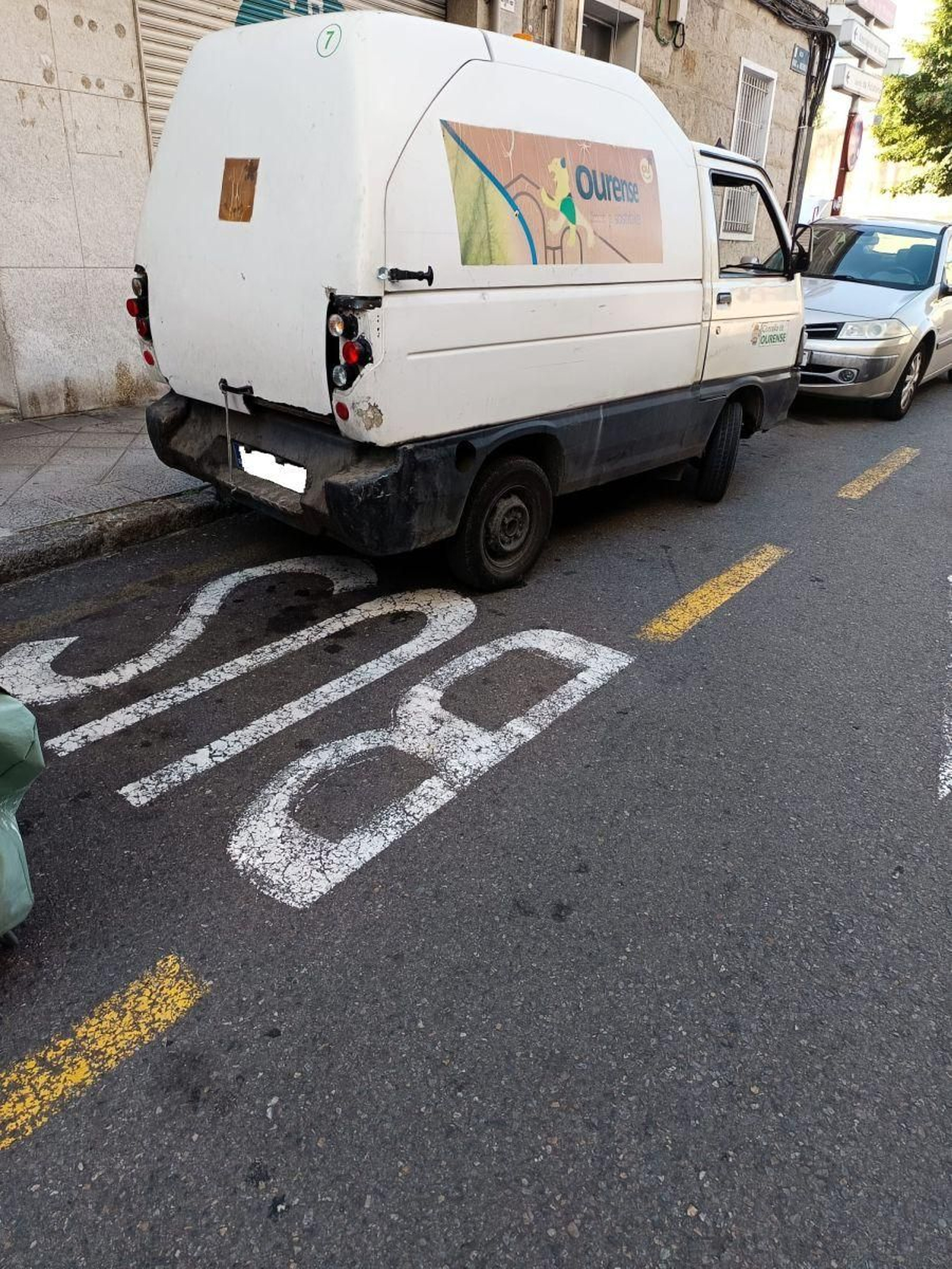 Vehículo del Concello de Ourense que ocupa la parada del autobús urbano.
